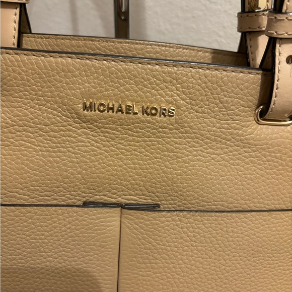 Michael Kors Soft Leather Sand colorTote.HandlesareExcellant LeatherVachetta.EUC - Picture 2 of 11